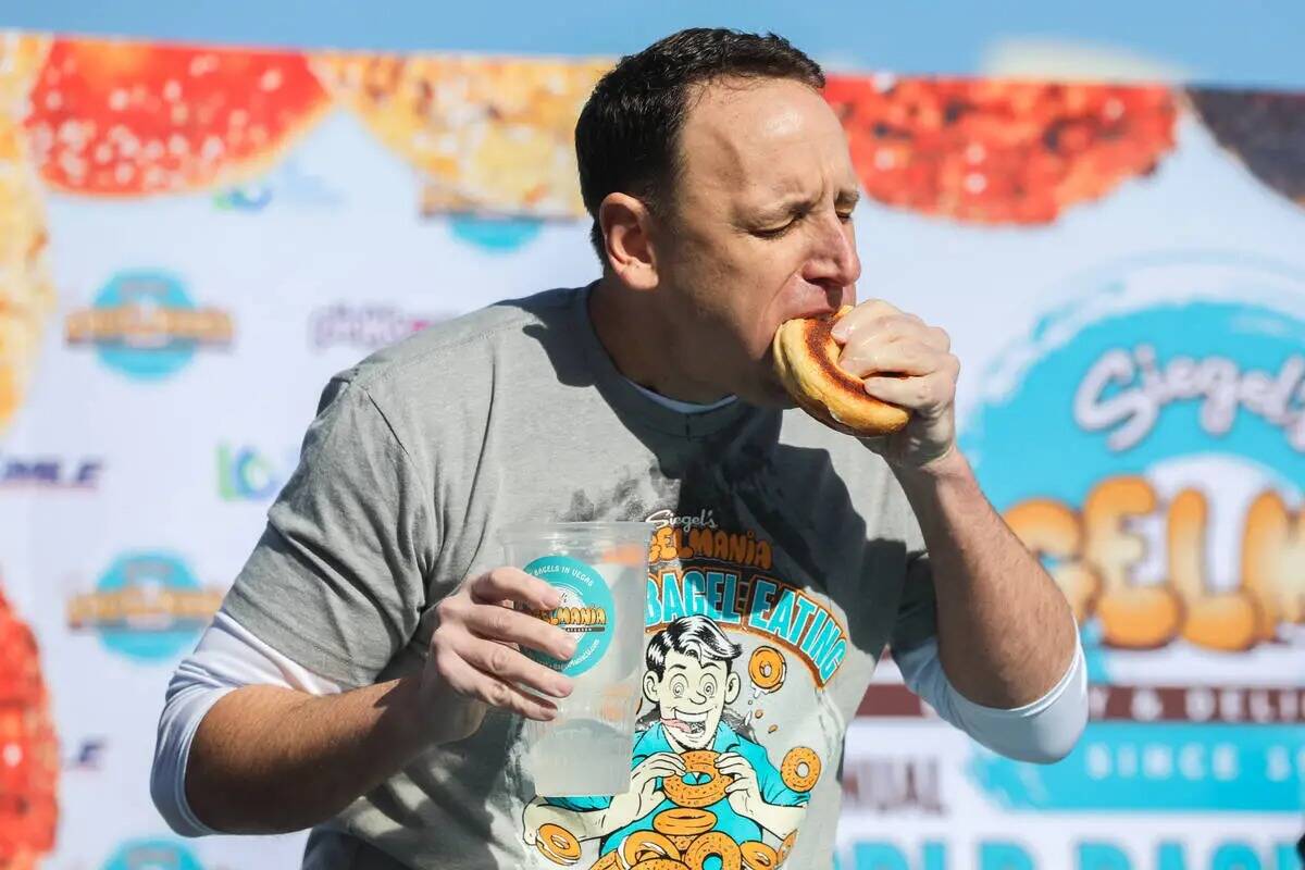 Joey Chestnut, número 1 en el ranking de competidores gastronómicos, compite por comer tantos ...