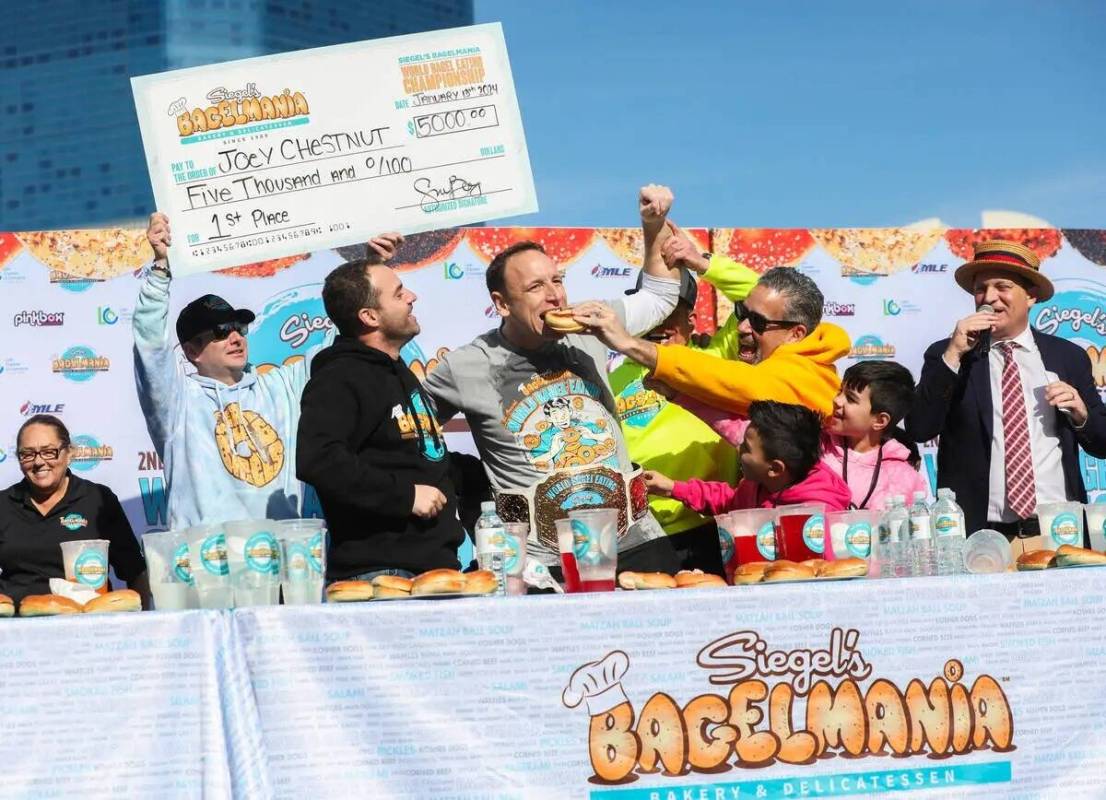 Joey Chestnut, número 1 en el ranking de competiciones de comida, celebra su victoria en el Ca ...