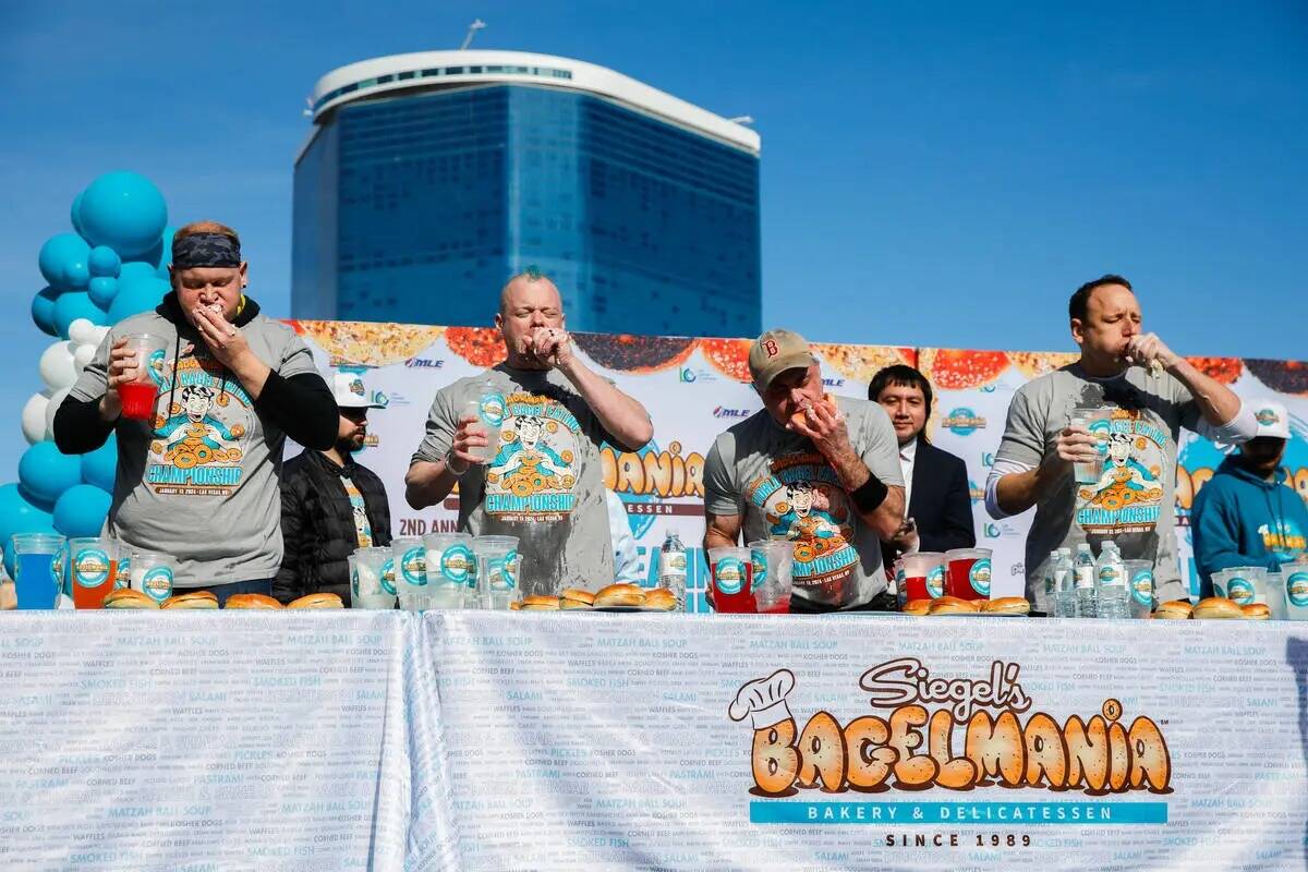 Derek Hendrickson, de izquierda a derecha, Nick Wehry, Geoff Esper y Joey Chestnut compiten por ...