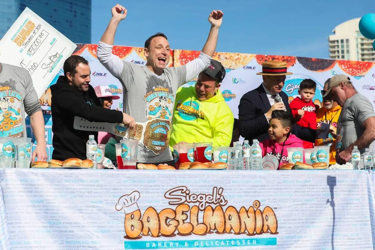 Joey Chestnut, número 1 en el ranking de competiciones de comida, celebra su victoria en el Ca ...