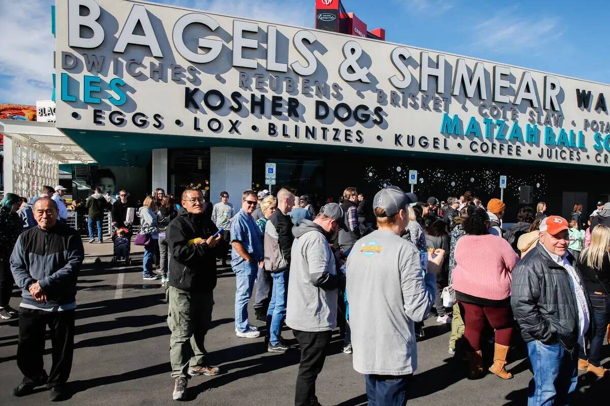 La gente se mezcla en el Siegel's Bagelmania World Bagel Eating Championship en Seigel's Bagelm ...