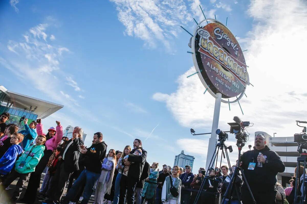 La gente anima a los competidores en el Siegel's Bagelmania World Bagel Eating Championship en ...