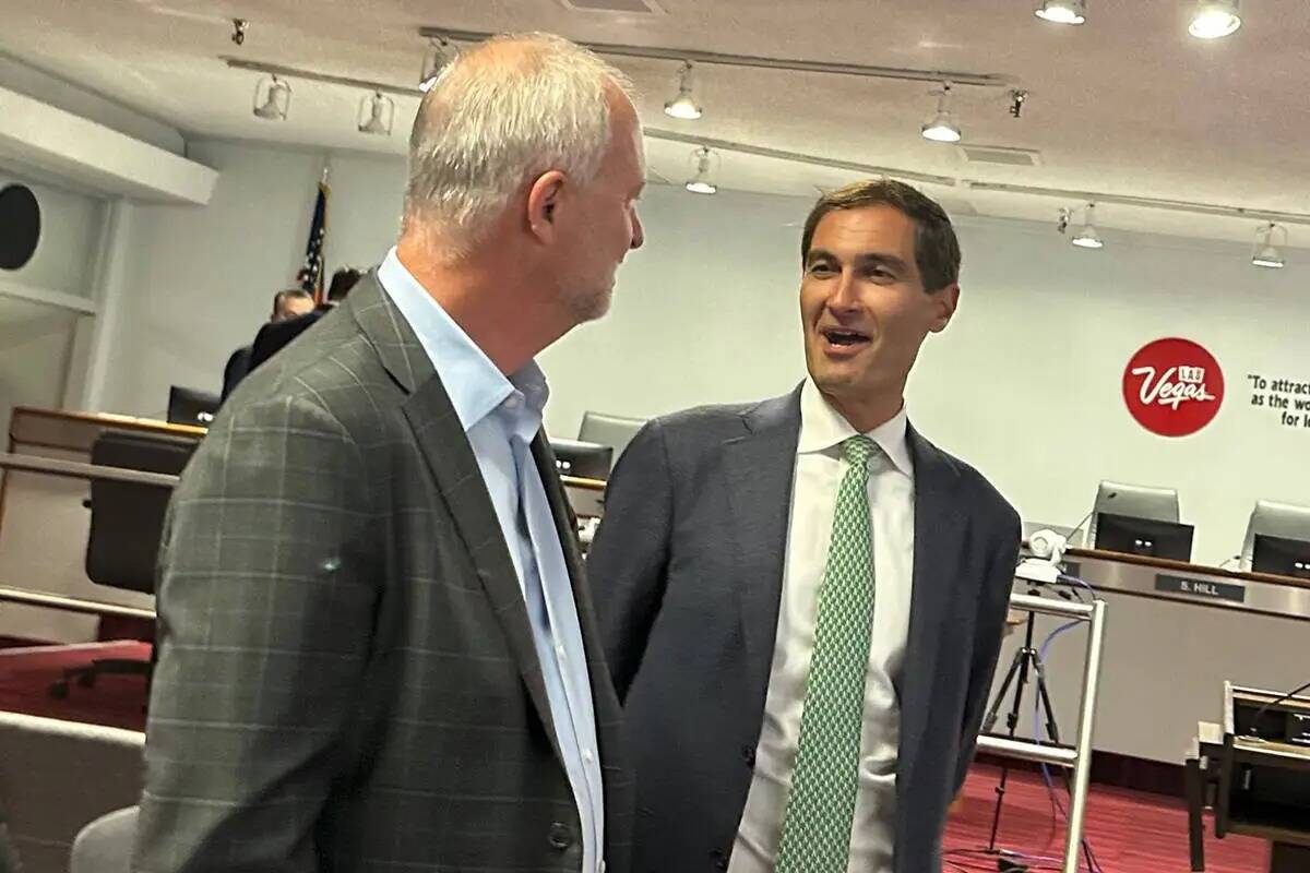 El presidente de los Oakland Athletics, Dave Kaval, a la derecha, habla con el director ejecuti ...