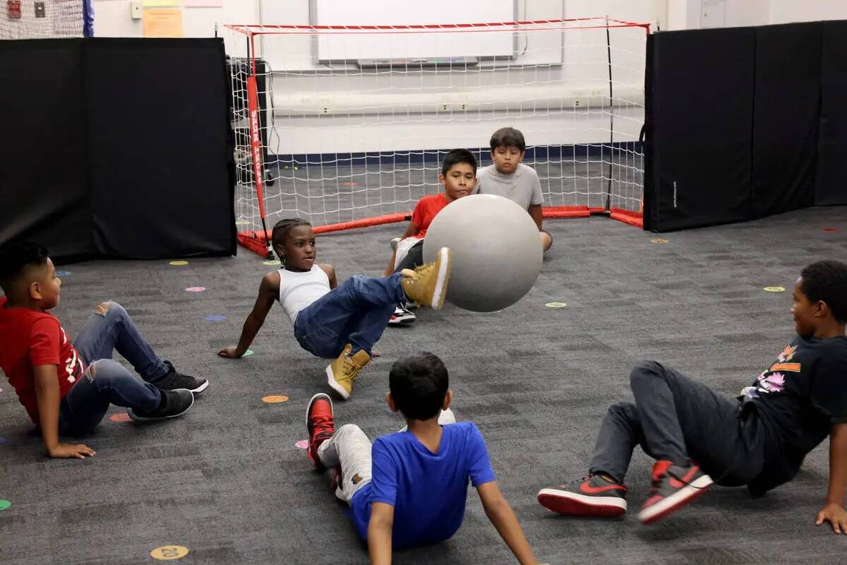 Los estudiantes juegan al fútbol cangrejo durante el programa voluntario de aceleración de ve ...