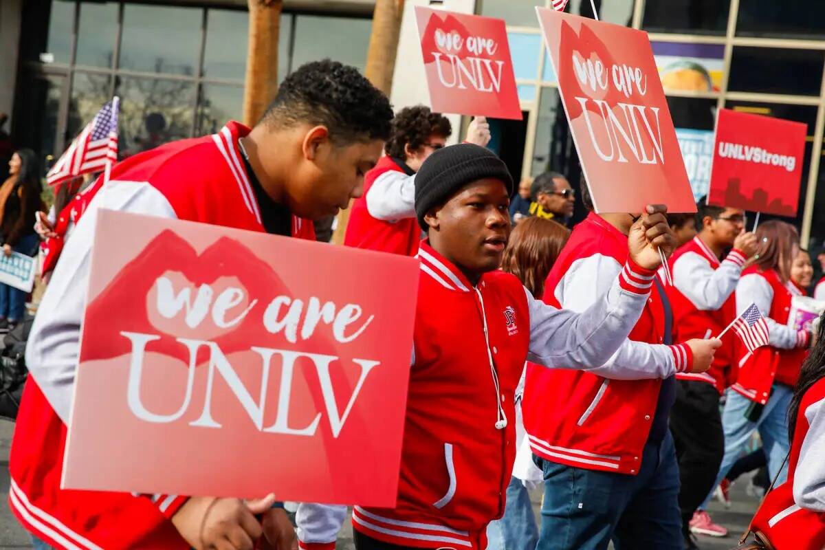 Estudiantes de la UNLV caminan en el desfile anual del Día de Martin Luther King Jr. el lunes ...