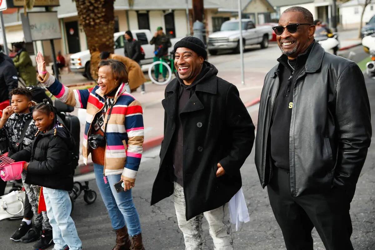 Darlene Chambers, de izquierda a derecha, Patrick Cunningham y Osborn Chambers observan el desf ...