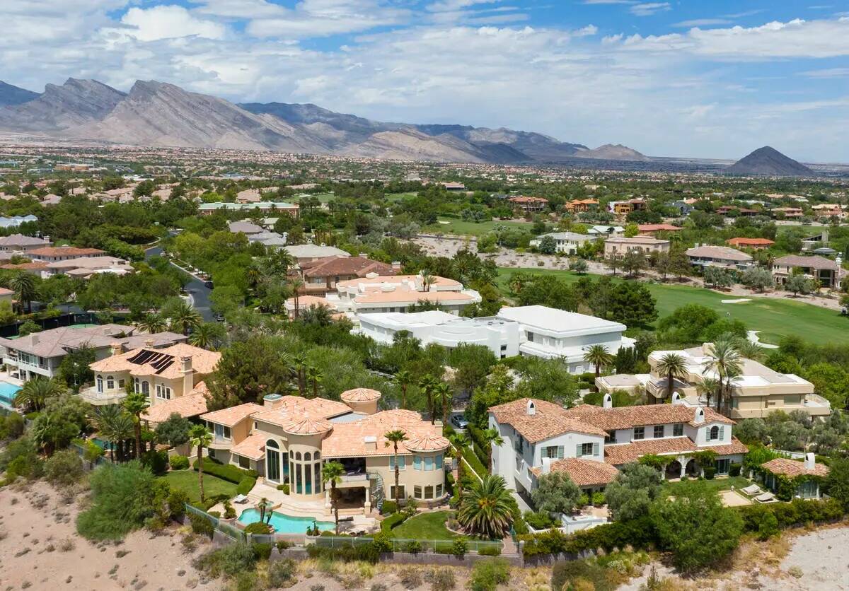 Una foto aérea muestra casas en Summerlin cerca de Summerlin Parkway y Rampart Boulevard, el m ...