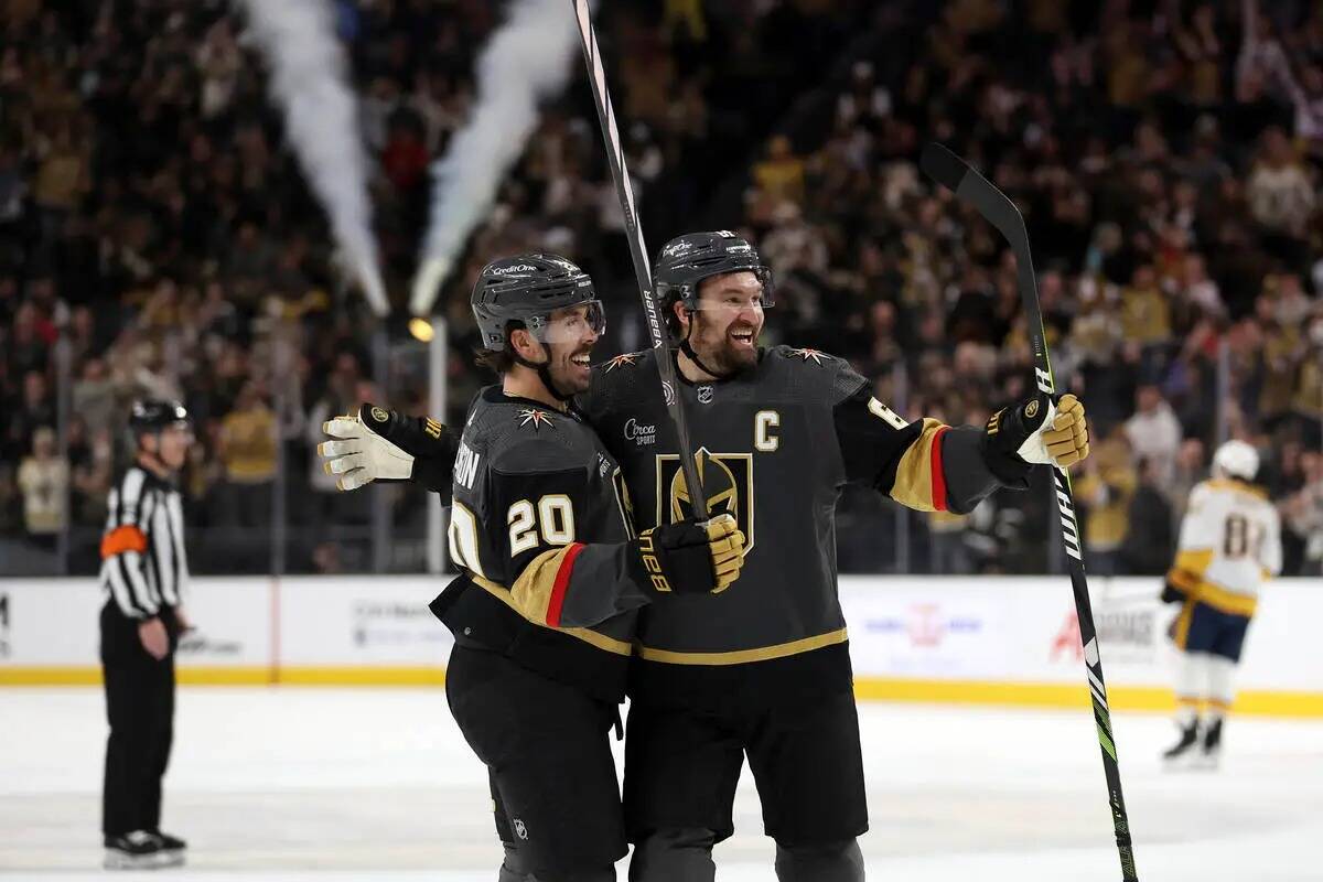 El centro de Vegas Golden Knights Chandler Stephenson (20) y el ala derecha Mark Stone (61) cel ...