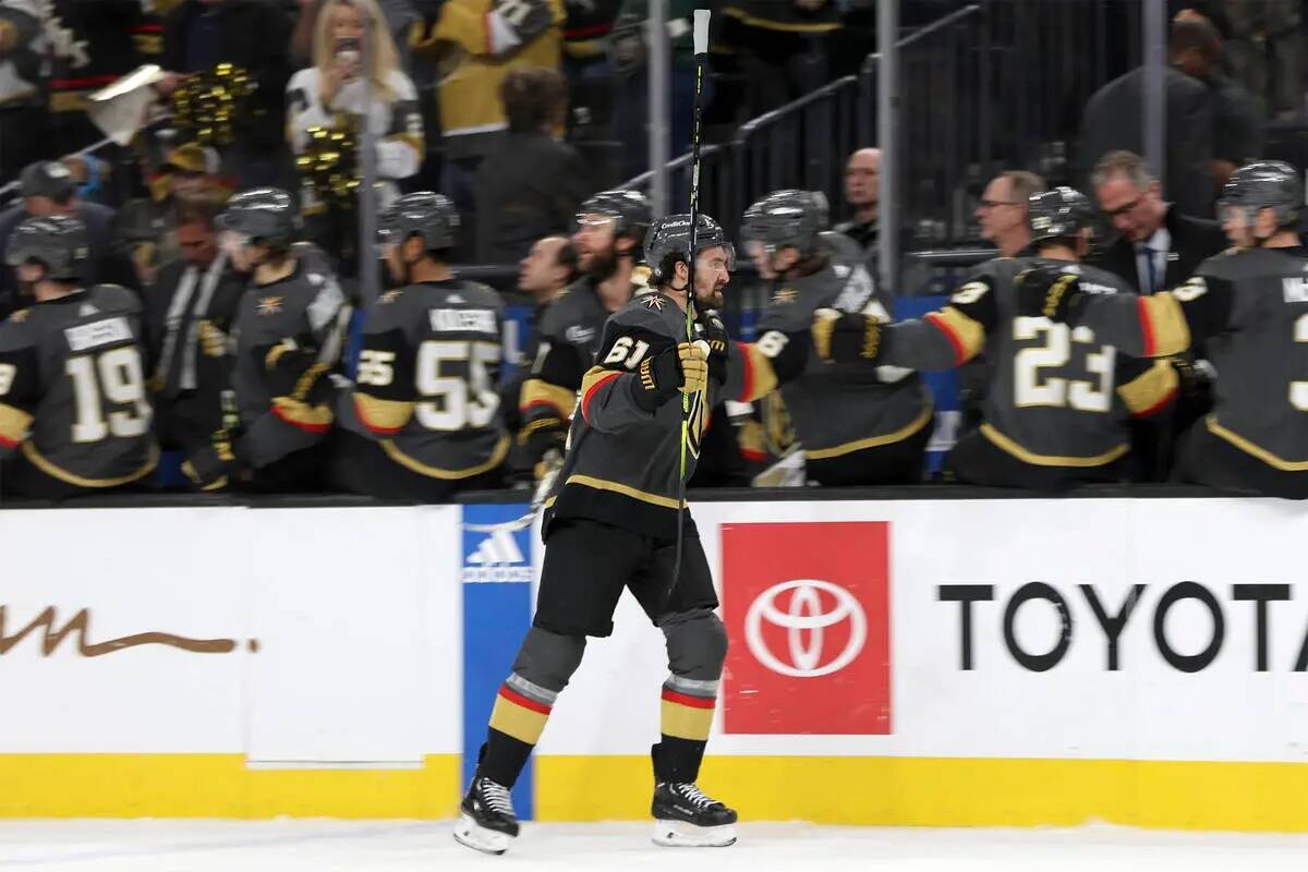 El ala derecha de los Vegas Golden Knights Mark Stone (61) celebra después de su gol en el ban ...