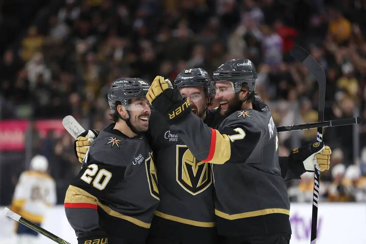 El centro de los Vegas Golden Knights Chandler Stephenson (20), el ala derecha Mark Stone (61) ...