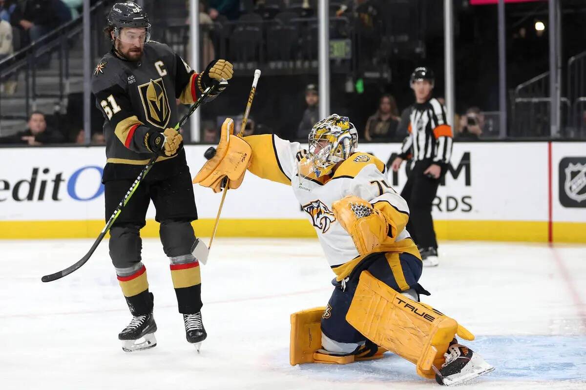 El portero de los Nashville Predators Juuse Saros (74) ataja el puck contra el ala derecha de l ...