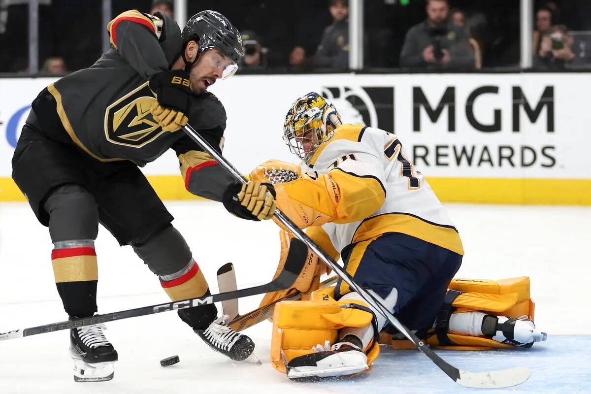 El centro de los Vegas Golden Knights Chandler Stephenson, izquierda, intenta un gol mientras e ...