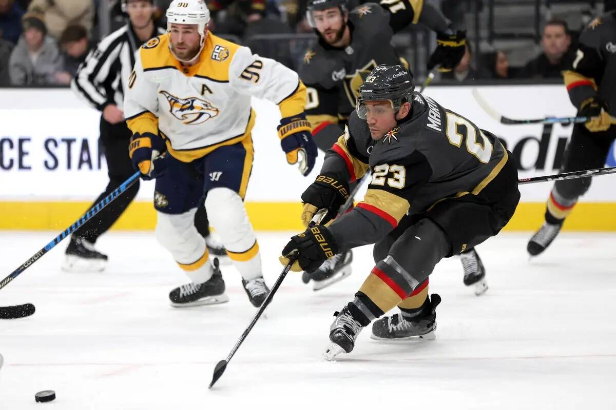 El defensa de los Vegas Golden Knights Alec Martinez (23) envía el puck lejos de la red mientr ...