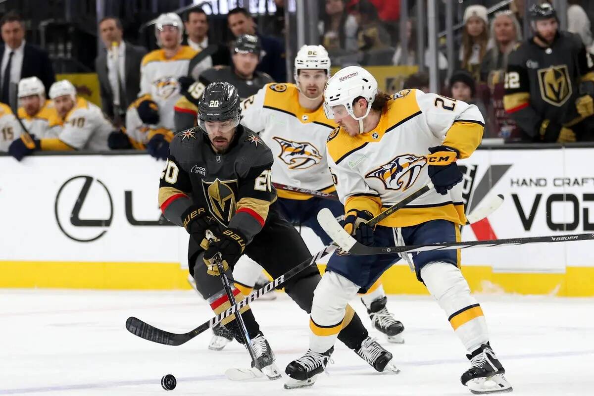 El centro de los Vegas Golden Knights Chandler Stephenson (20) lucha por el puck con el centro ...