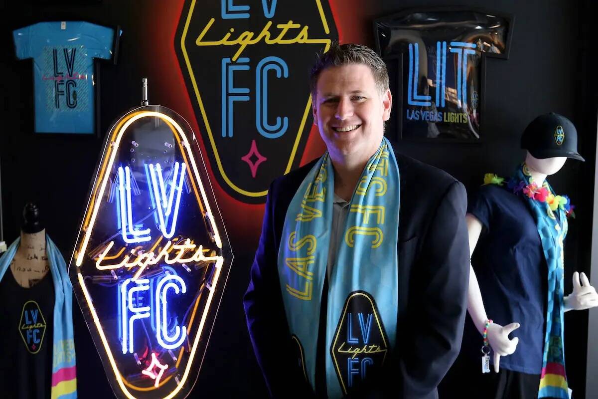 El dueño de Lights FC, Brett Lashbrook, es visto en la tienda del equipo en el centro de Las V ...