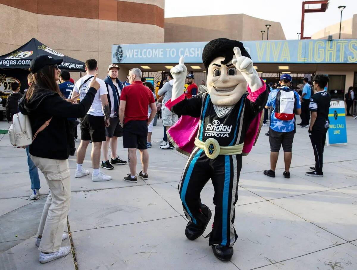 La mascota de Las Vegas Lights FC "Cash the Soccer Rocker" entretiene a los fans fuera del Cash ...