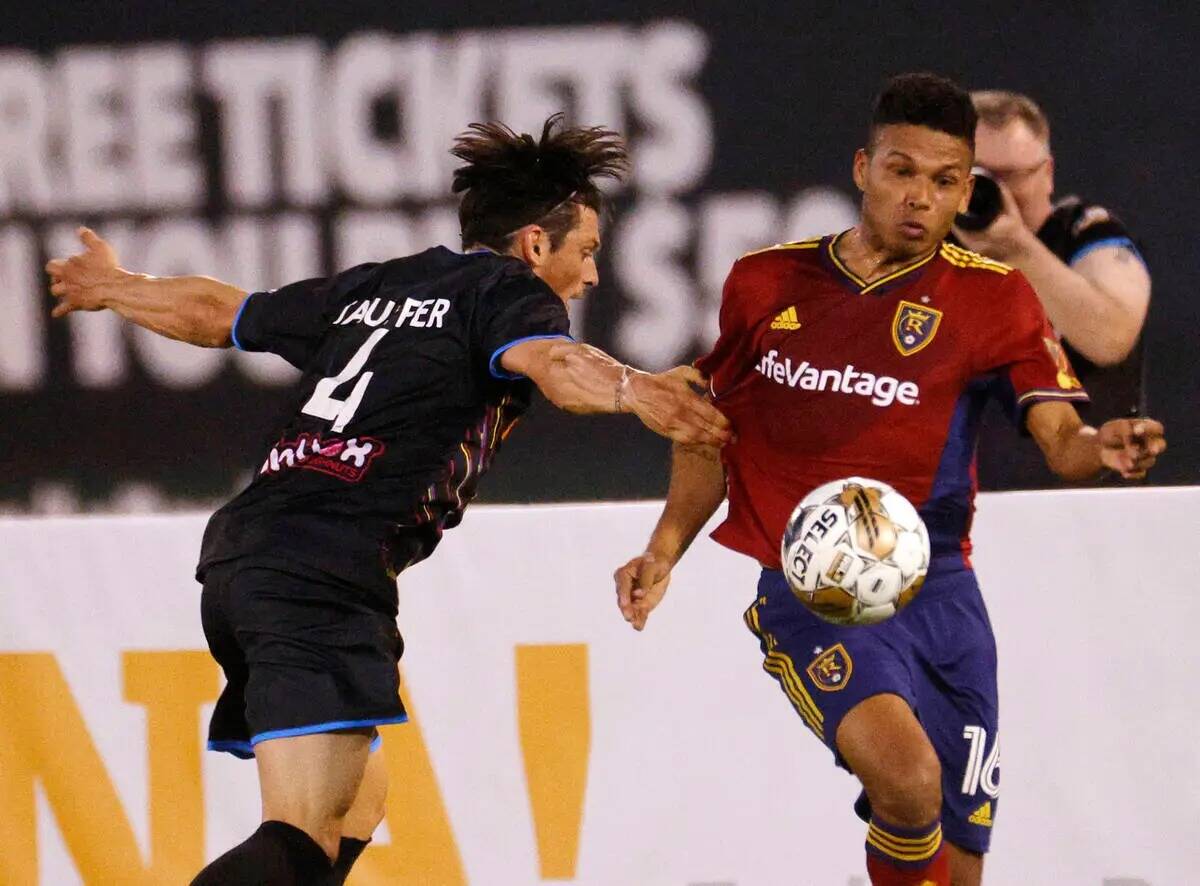 El centrocampista del Real Salt Lake Maikel Chang (16) aleja un balón del defensa del Las Vega ...