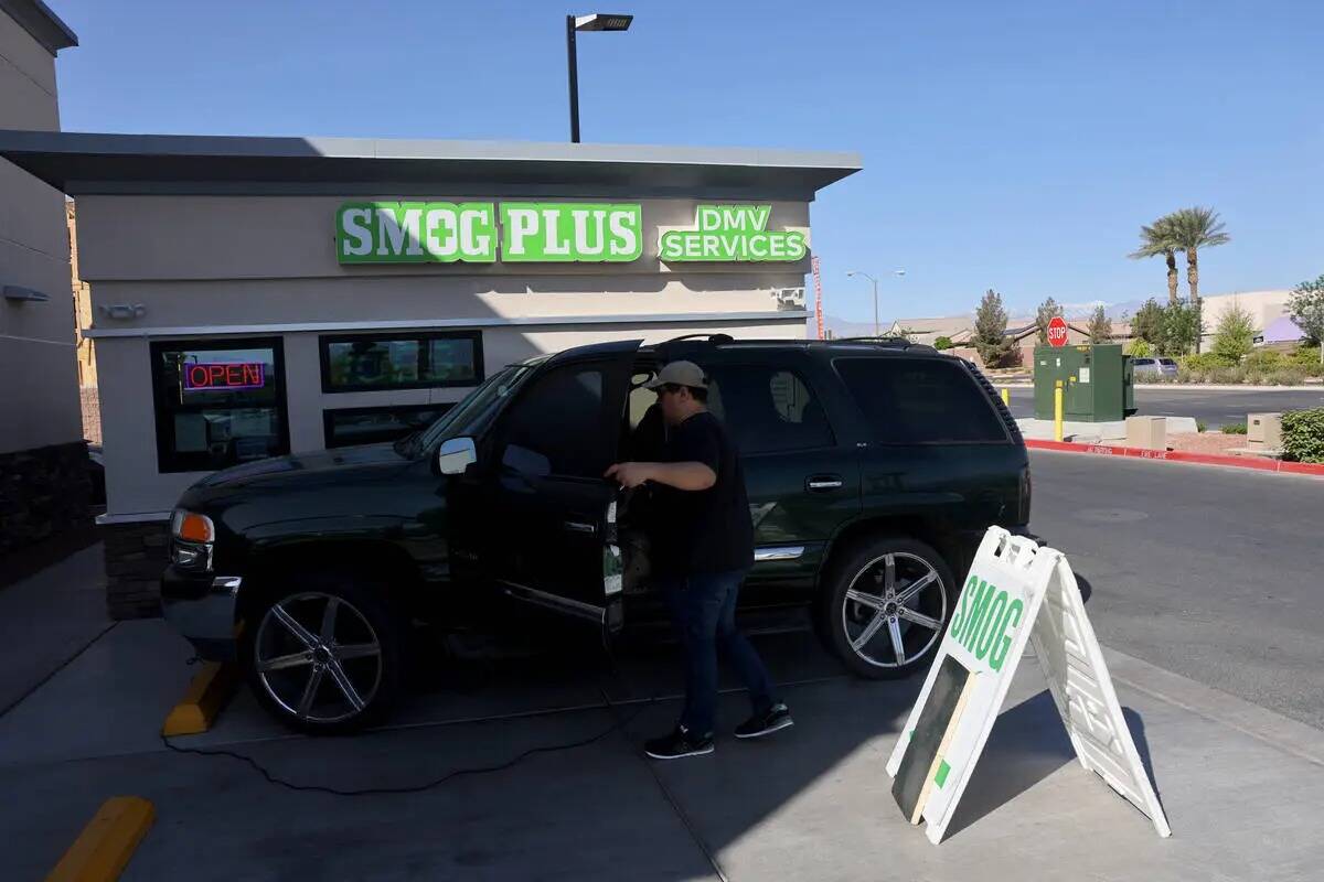 Un quiosco de Smog Plus DMV Registration en Las Vegas el jueves 27 de abril de 2023. (K.M. Cann ...