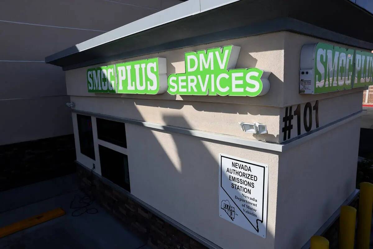 Un quiosco de Smog Plus DMV Registro en Las Vegas Jueves, 27 de abril 2023. (K.M. Cannon/Las Ve ...