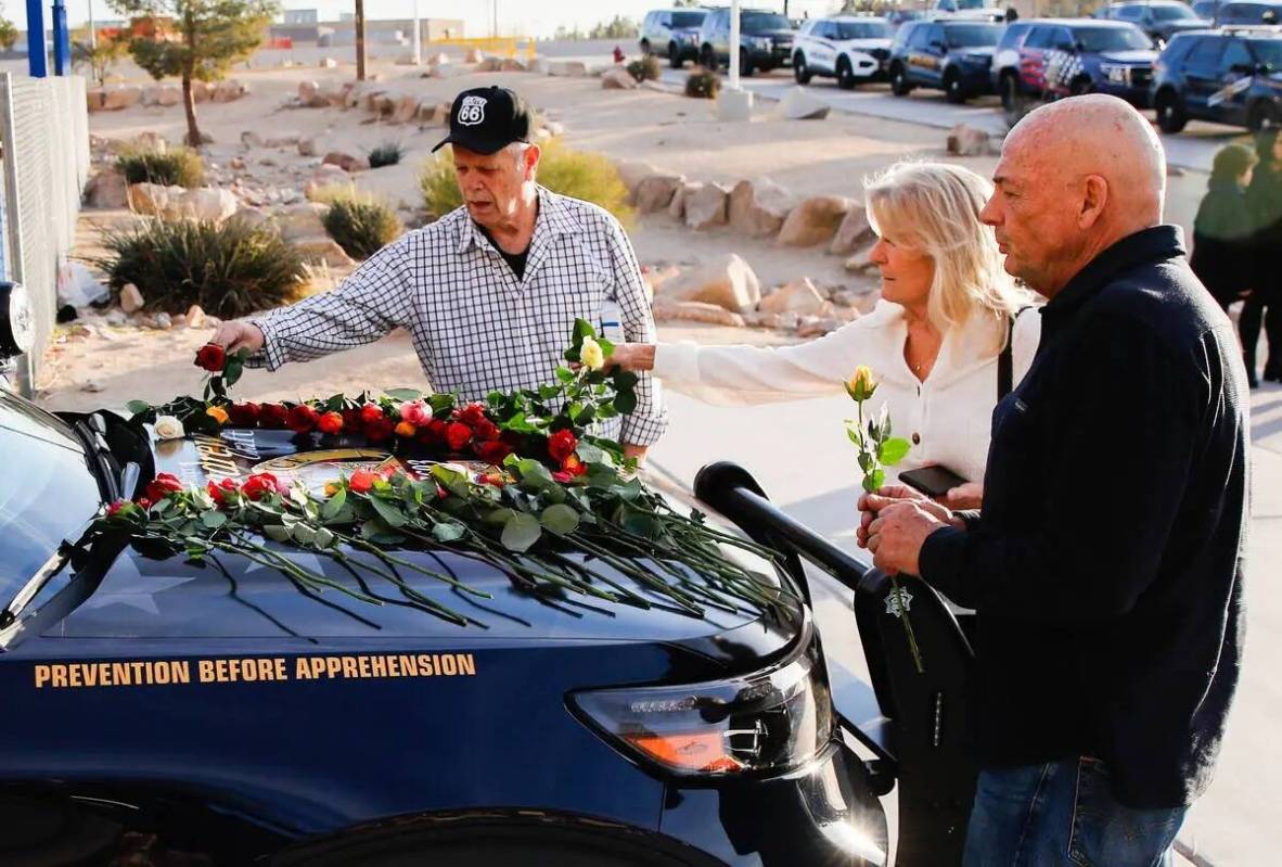 Toni y Mark Berry, a la izquierda, los abuelos de la novia del agente de policía del CCSD Andr ...