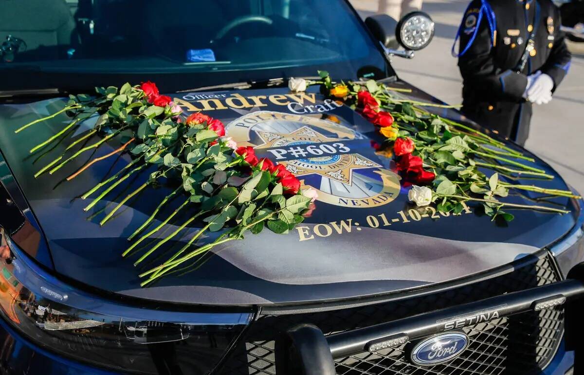 El vehículo patrulla del agente de policía del CCSD Andrew Craft, recientemente fallecido por ...