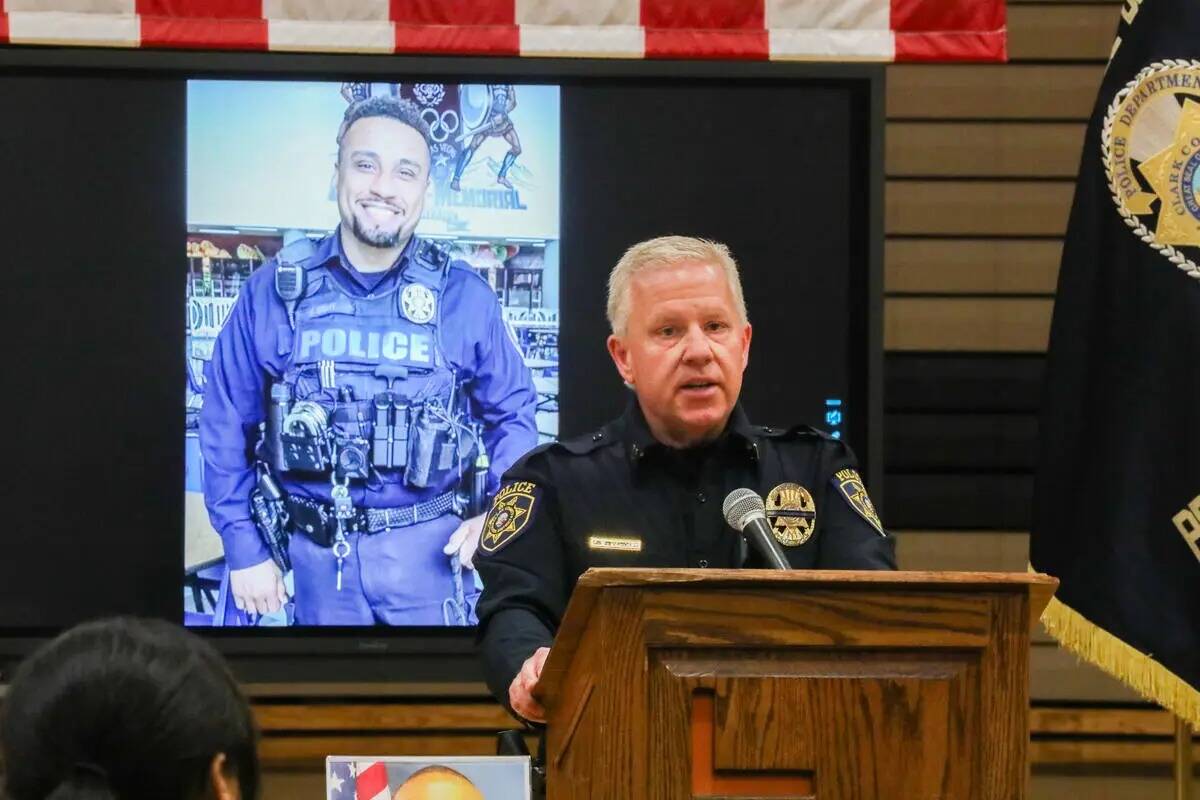 El jefe de Policía Dan Burgess habla en una vigilia por el agente de policía de CCSD Andrew C ...