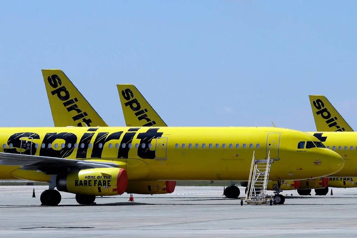 ARCHIVO - Una línea de aviones de Spirit Airlines en la pista del Aeropuerto Internacional de ...
