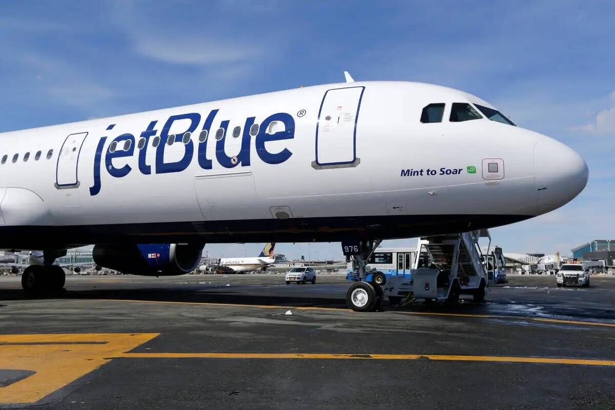 ARCHIVO - Un avión de JetBlue se muestra en el Aeropuerto Internacional John F. Kennedy en Nue ...