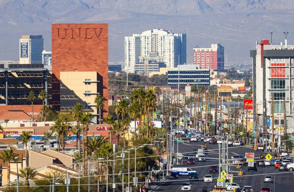 La policía de Las Vegas responde a la UNLV donde múltiples víctimas fueron baleadas el miér ...