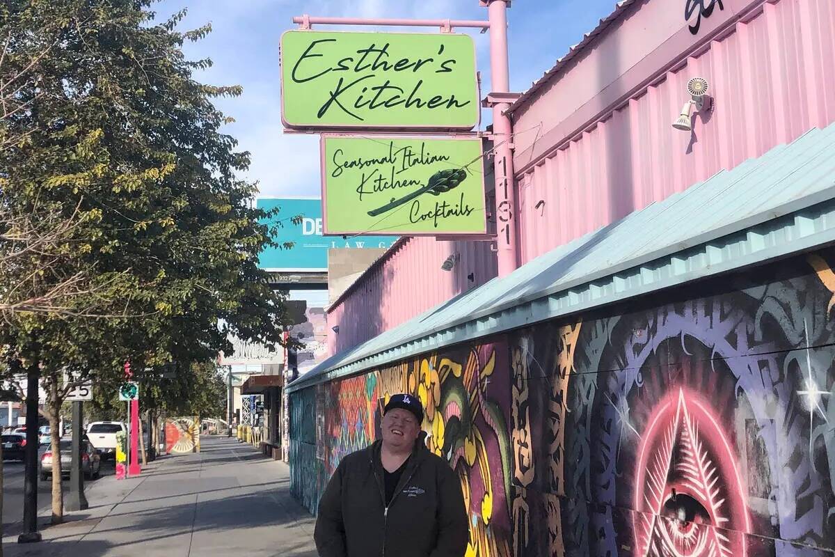 El chef James Trees, dueño de Esther's Kitchen, se toma un momento bajo el rótulo de su nuevo ...