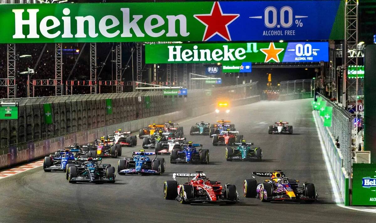 El piloto de Red Bull Racing Max Verstappen lidera al piloto de Ferrari Charles Leclerc en la c ...