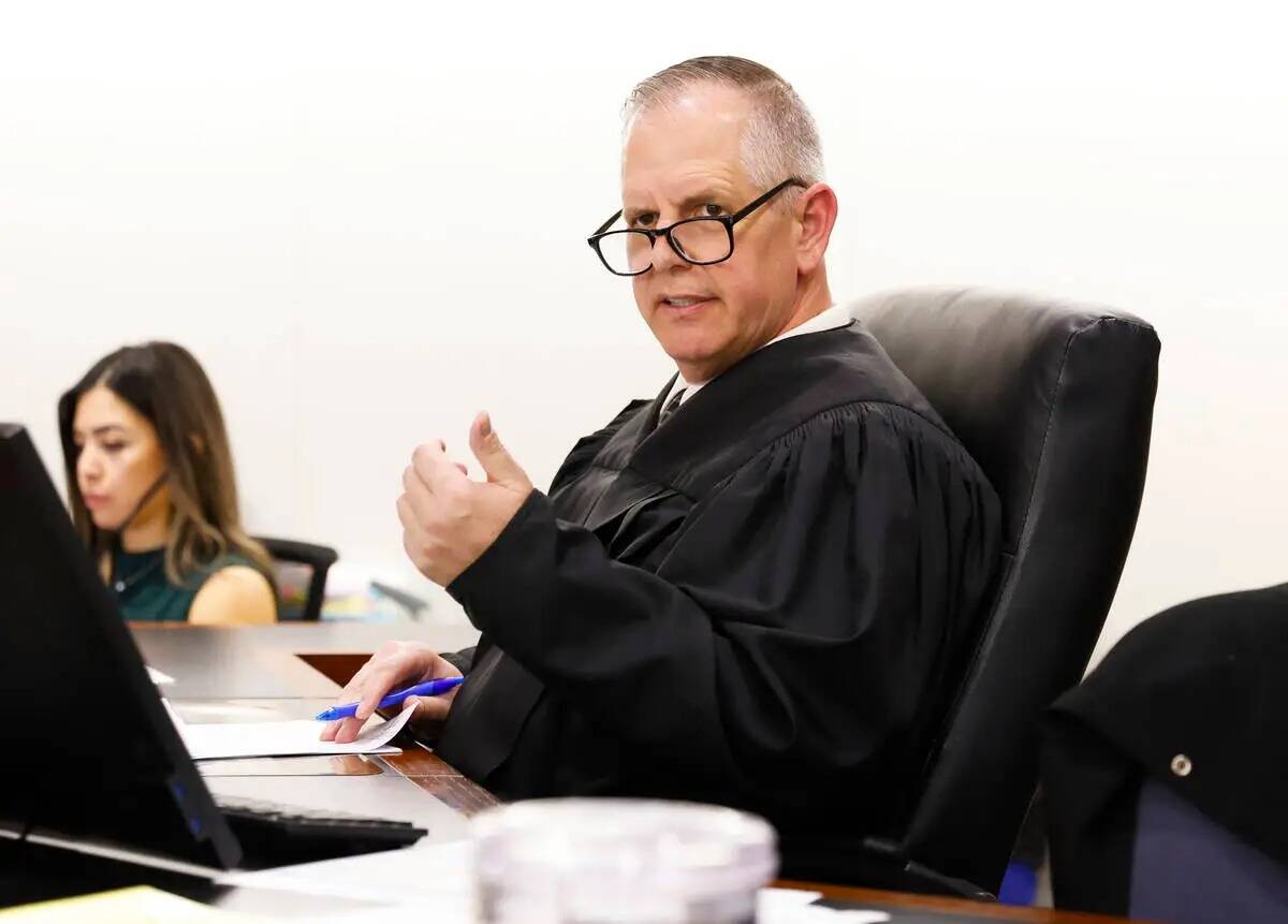 El juez Jerry Wiese II, preside la audiencia de Robert Telles, ex administrador público del Co ...