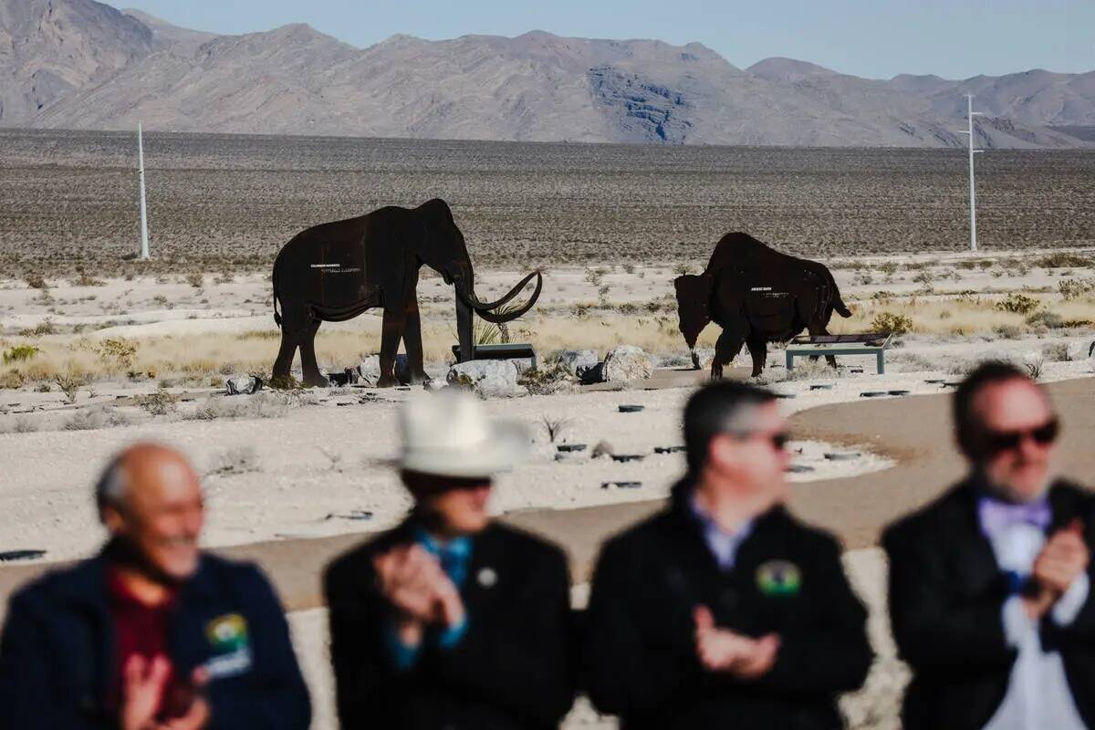 Funcionarios aplauden en un evento de corte de listón para el Ice Age Fossils State Park en No ...