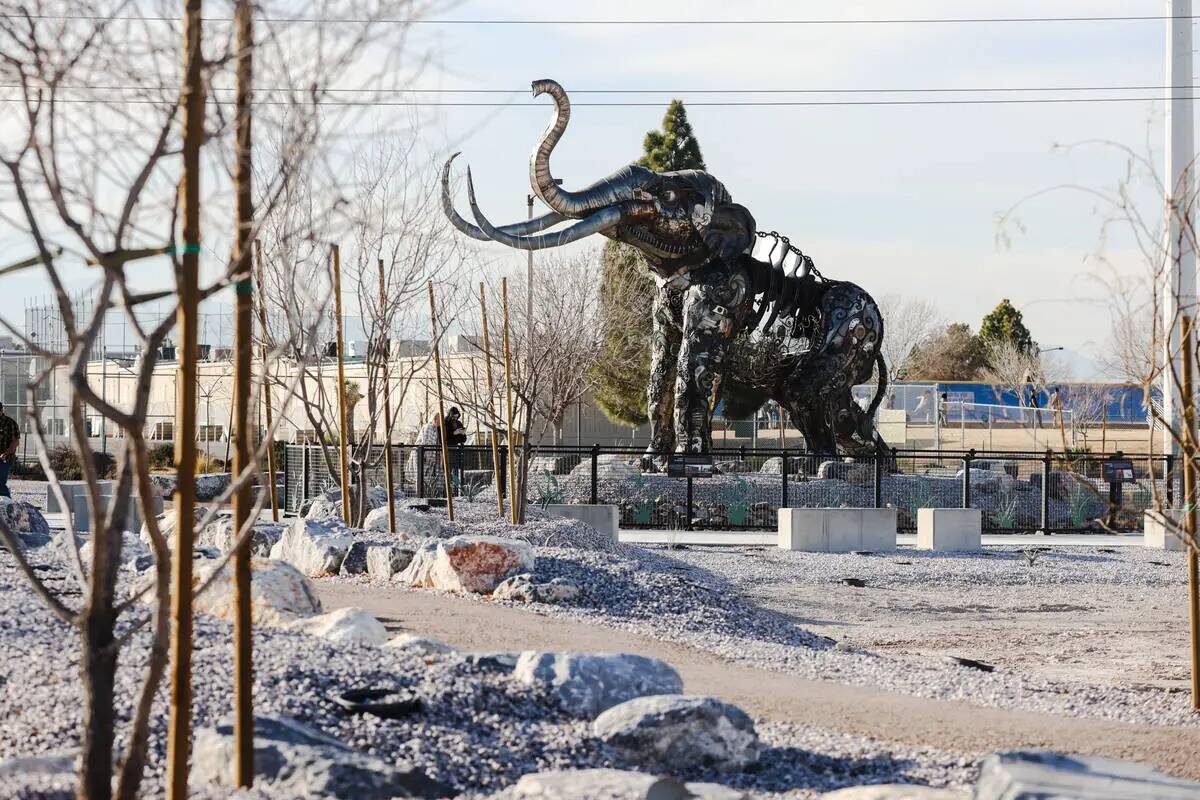 Una escultura de mamut colombino de tamaño natural realizada por Tahoe Mack, de 17 años, que ...