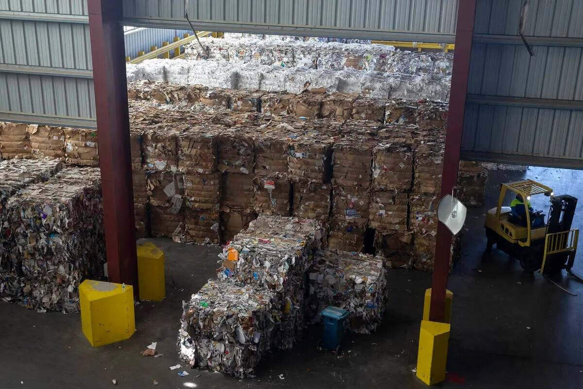 Los materiales son embalados para su reciclaje en Republic Services el 22 de octubre de 2021, e ...