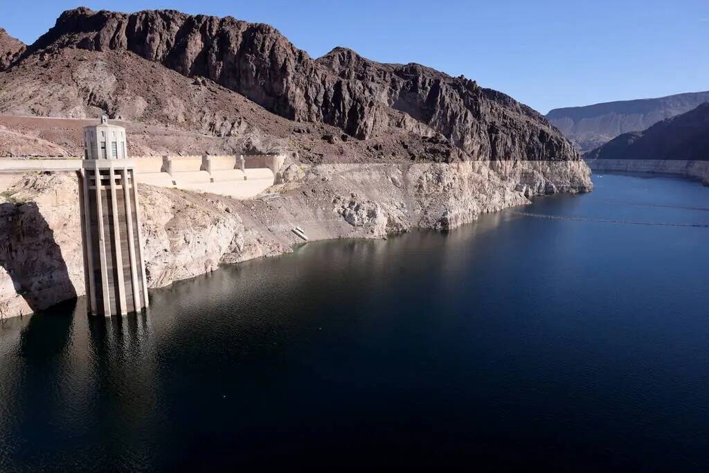 Lago Mead y el "anillo de la agua" se muestran con una torre de toma de Nevada en la Presa Hoov ...