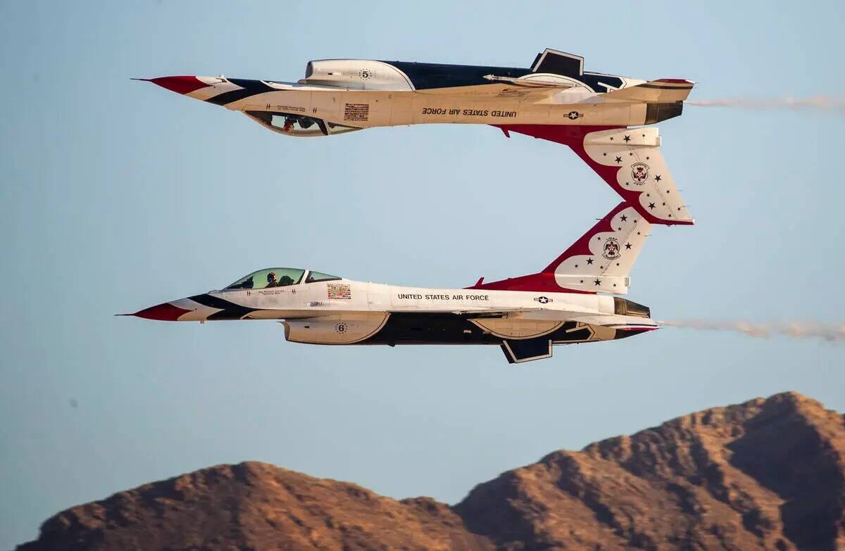 Dos jets de los Thunderbirds de la Fuerza Aérea de Estados Unidos, uno de ellos volando invert ...