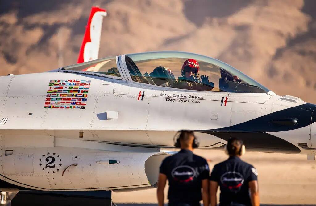 El teniente coronel John Caldwell de los Thunderbirds de la Fuerza Aérea de Estados Unidos sal ...