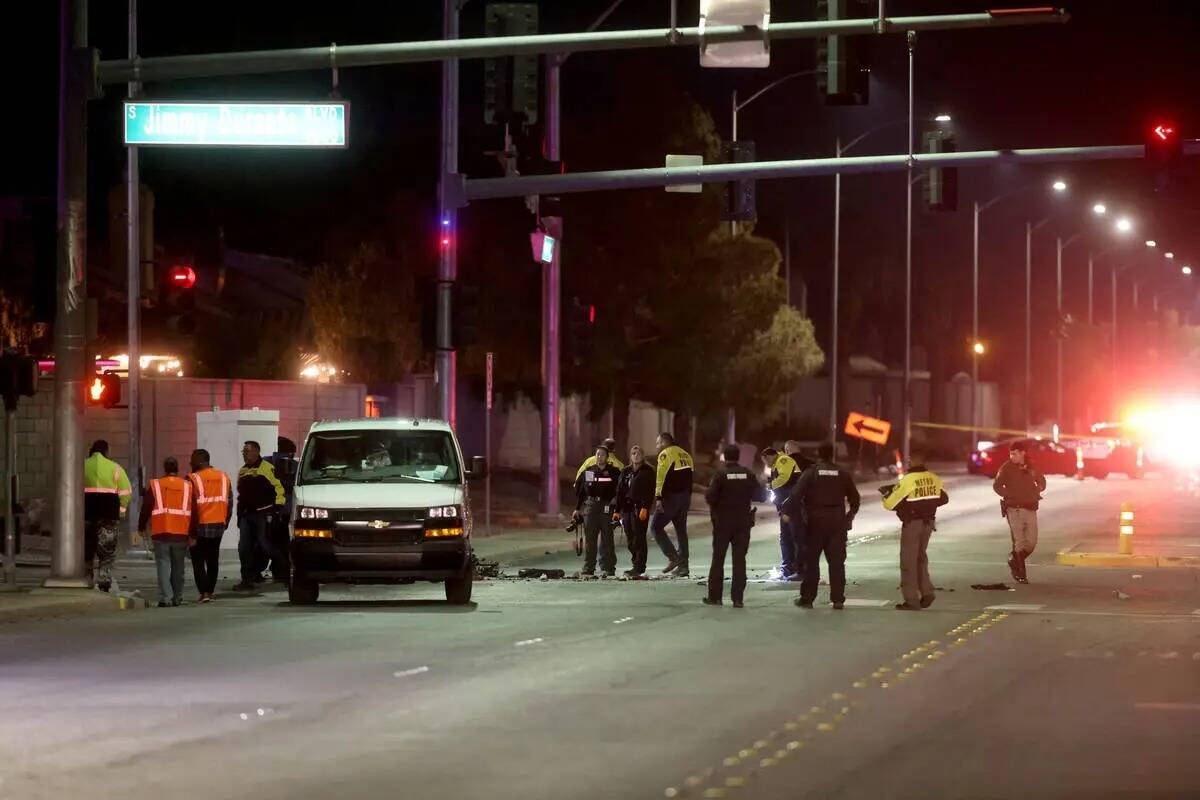 La policía de Las Vegas investiga un accidente mortal entre una motocicleta y un autobús de l ...