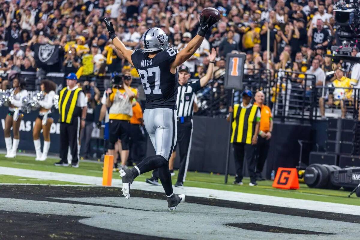 El tight end de los Raiders Michael Mayer (87) celebra una recepción de conversión de dos pun ...