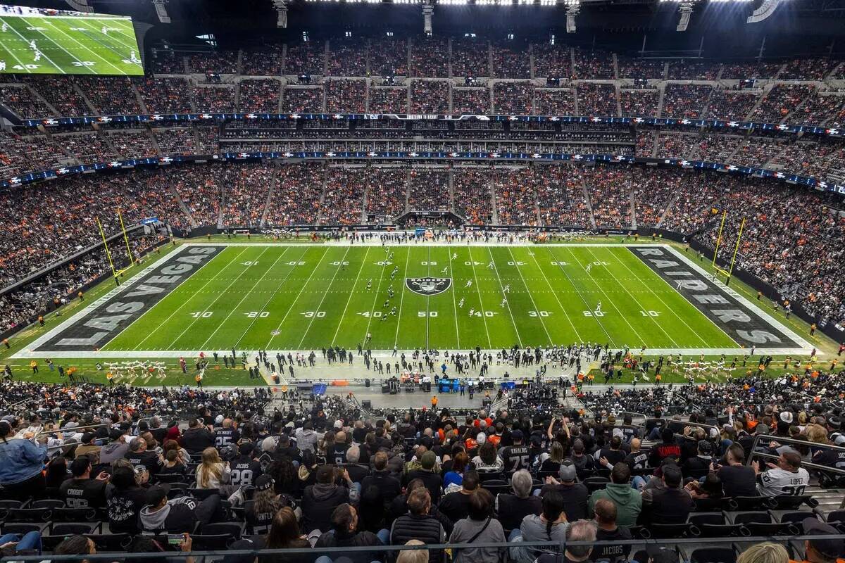 Los Raiders dan la patada inicial a los Denver Broncos en la primera mitad de su partido de la ...