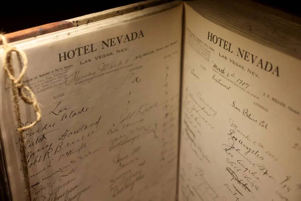 El registro de huéspedes del Hotel Nevada, que se convirtió en el Golden Gate, se muestra en ...