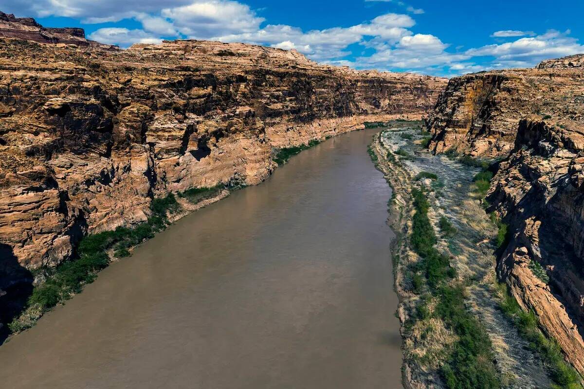 El río Colorado serpentea a través del Glen Canyon National Recreation Area cerca del puente ...