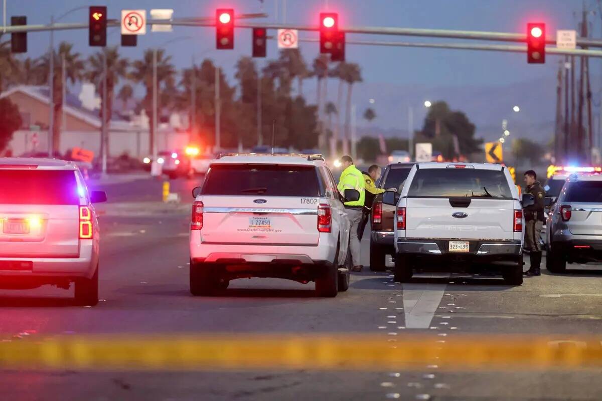 La policía investiga un accidente mortal en el que se vieron implicados una motocicleta y un a ...