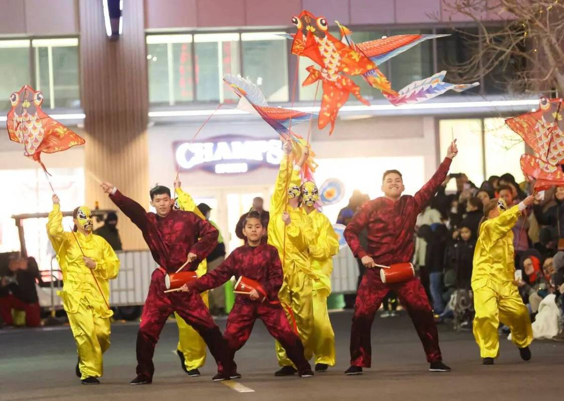 Los artistas de Best Agency entretienen a la multitud durante el Desfile del Año Nuevo Lunar d ...