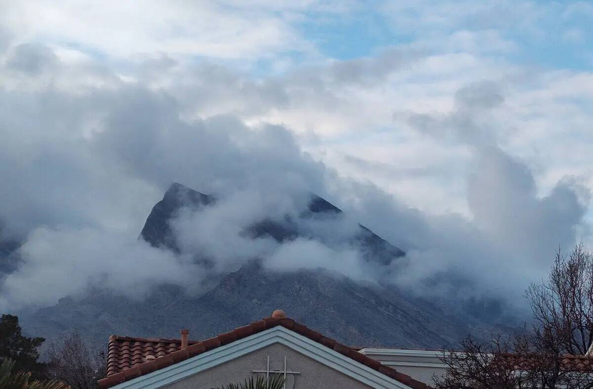 Nubes bajas envuelven la cima de una montaña en Summerlin el domingo 21 de enero de 2024. (Mar ...