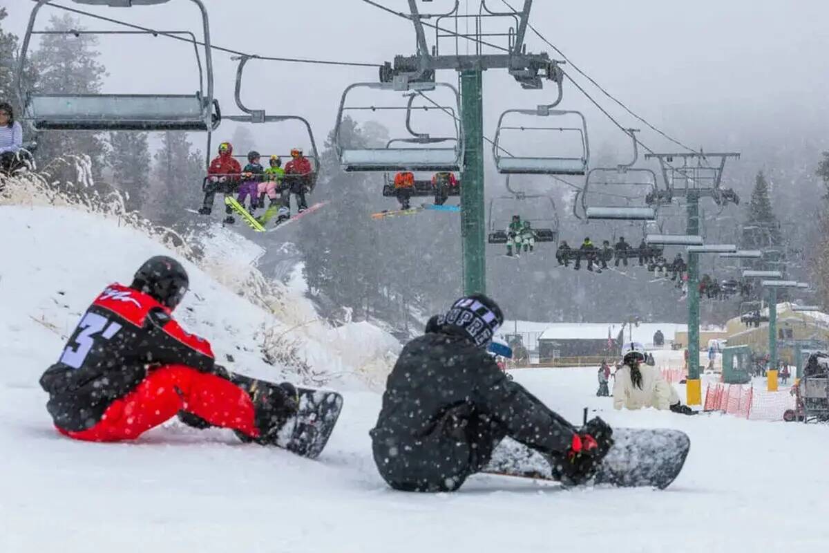 Los snowboarders se preparan para disfrutar de la estación de esquí Lee Canyon el 22 de dicie ...