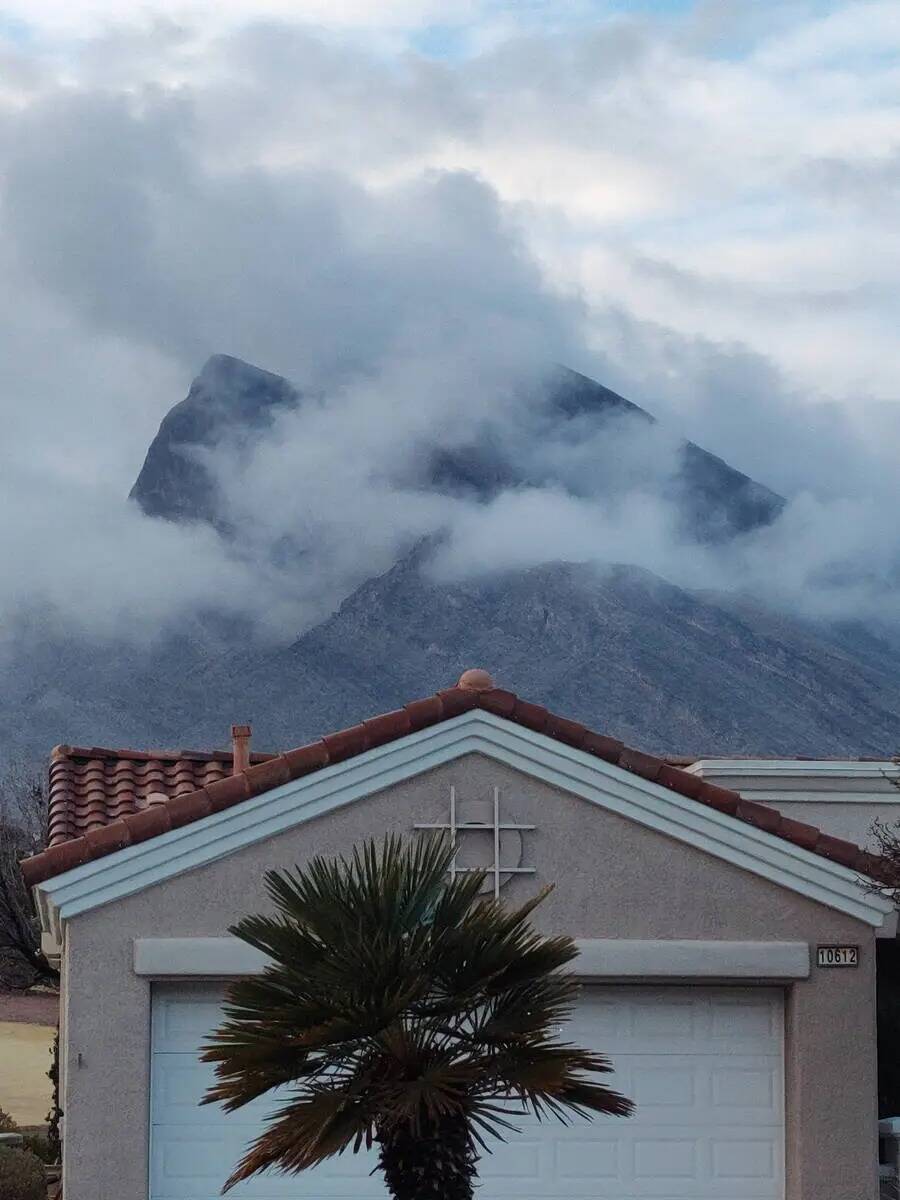 Nubes bajas envuelven la cima de una montaña en Summerlin el domingo 21 de enero de 2024. (Mar ...