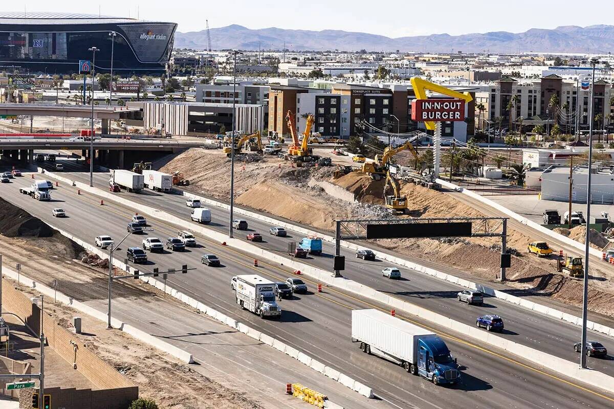 La construcción está en marcha en la Interestatal 15 cerca de Tropicana Avenue el 26 de enero ...