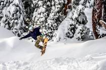 Un snowboarder levanta el vuelo durante una carrera en Mount Rose Ski Tahoe. (Maria Coulson/Esp ...